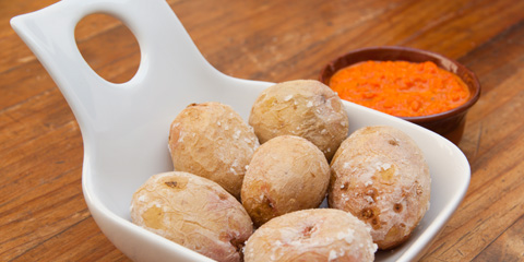Papas arrugadas mit Mojo Rojo